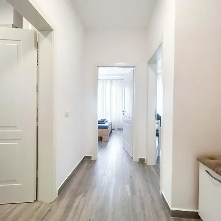 Bonita 645 * Golem (Tirana)